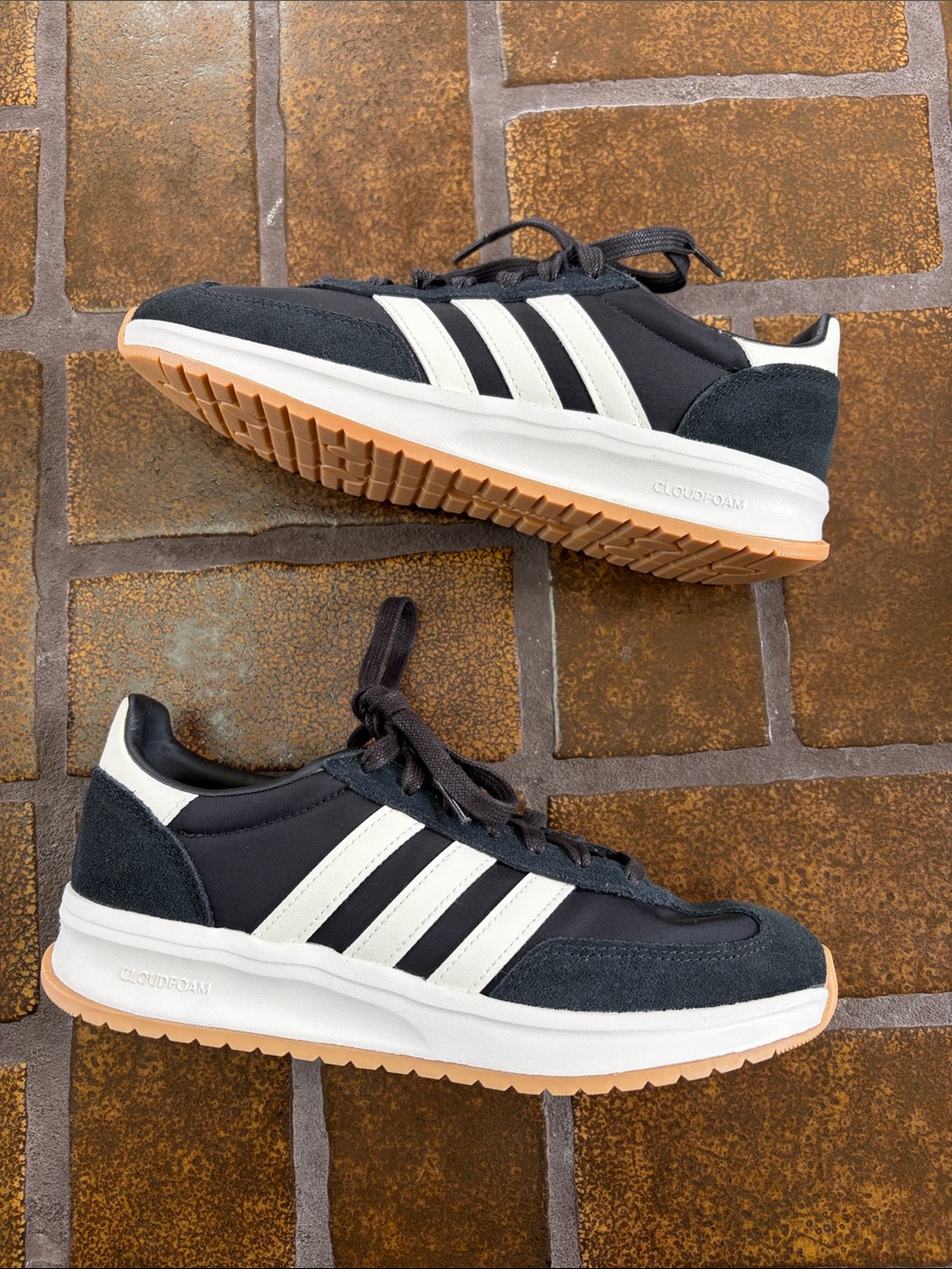 Adidas Black & White Run 70s 2.0 Sneakers - Picture 6 of 12